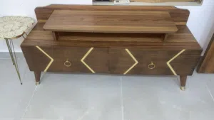 ميز تلفزيون نضيف وجميل