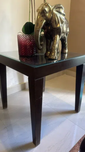 2 Wood side tables with glass top 2 طاولات جانبية خشبية مع سطح زجاج