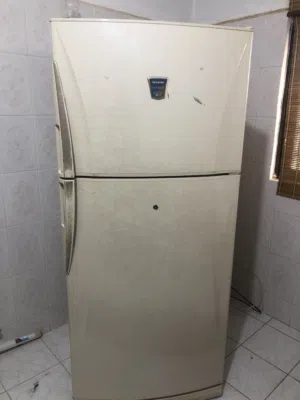 ثلاجة نوع شارب مستعمل 20 قدم بحالة جيده تصلح لعائلة كبيره