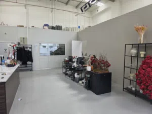 مستودع للبيع