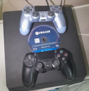 Black Playstation 4 slim (1TB) بحالة ممتازة