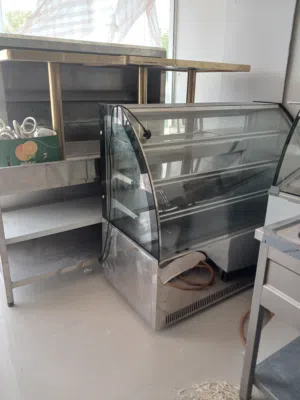 Cake and dessert refrigerator
