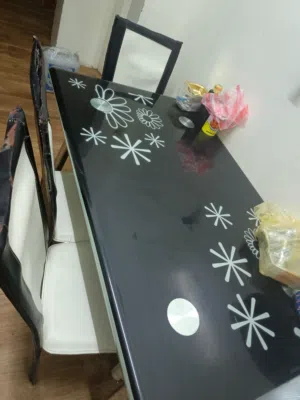 طاولة طعام مع اربعه كراسي