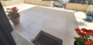 شقة مفروشة أرضيه فخمه في أم أذينه مكونه 2 نوم مع كراج و مدخل خاص