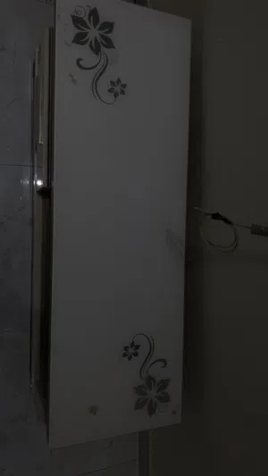 طاولة تلفزيون زجاج نظيفه للبيع