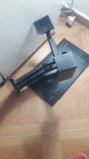حامل تليفزيون مستعمل بحالة ممتازة