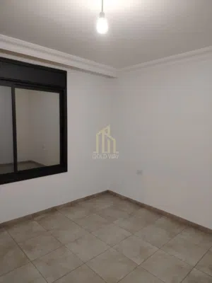 في موقع مميز في عبدون شقة طابقية (شبه أرضي) 375م بسعر مميز /ref 1058