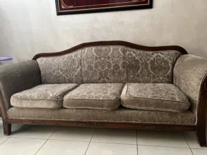 للبيع طقمين كنب بحالة الوكالة استخدام قليل وبسيط