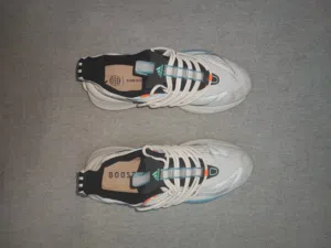 حذاء ر رجالي Adidas Boost أصلي 100٪ جيد تصميم عصري مريح جدًا للمشي والرياضة – لون أبيض أنيق.
