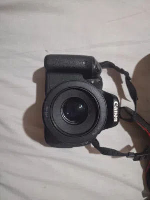 كاميرا Canon EOS 1300D مع عدسة العزل الشهيرة (50mm