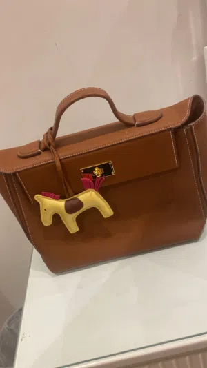 للبيع جنطه جديده لبسه وحده