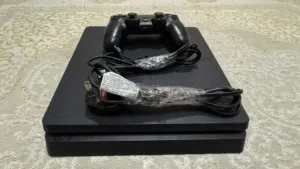 سوني بلايستيشن 4 (PS4) سعة 500 جيجا - نظيف مع كامل أغراضه