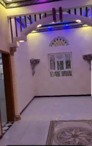 شقه للايجار في شارع تعز قريب سوق عنس لوكس مديكر ثلاث غرف ومجلس وحمامين ومدبخ وصاله كبيره الدور الربع