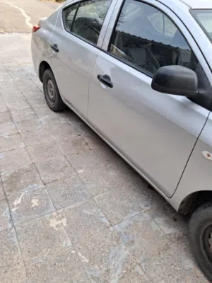 سياره للبيع نيسان صني موديل 2015 السياره كوشوك جديد صنوبرصات امامي جديد كفات اماميه جداد عمدان توازن