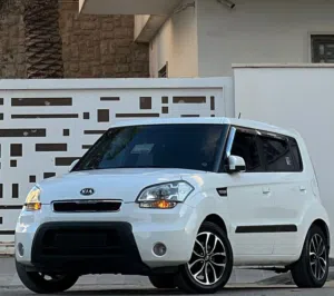 كيا سول الون ابيض المميز السيارة درجة أولة لا قص ولاقشرة كربون اصلي مع الكشف  البيع ب الضمان
