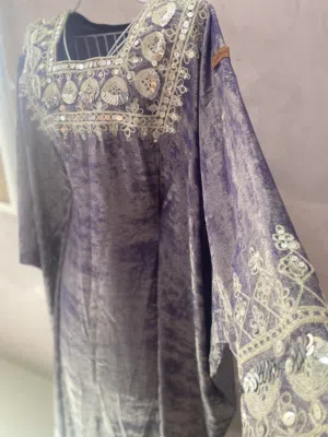 لبسة بنفسجية زاهية ومميزة للعيد