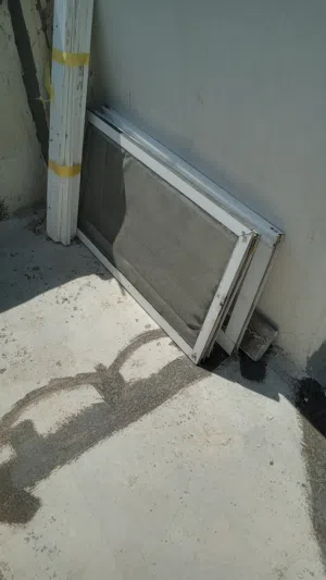 شباك المنيوم ابيض قياس متر ب متر مع منخل ورخامة