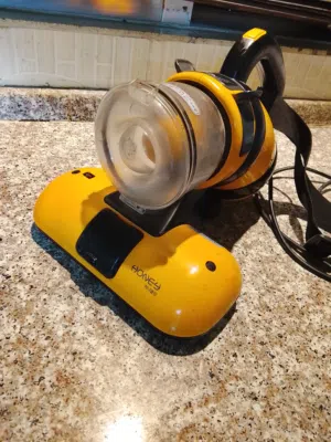 مكنسة كهربائية للسيارات والبيوت بحاله ممتازه صناعة كورية الأصلي للبيع بسعر مغري