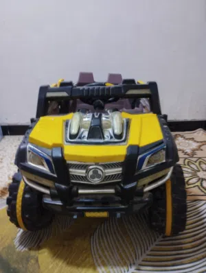 سياره اطفال حجم كبير شغاله ما بيها اي شي فقط يحتاج شاحنه وبطاريه معاها ريموت تحكم
