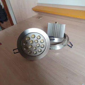 4 طروف إضاءة سبوت لايت كبيرة