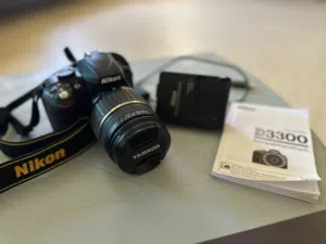 نيكون D3300 بحالة الوكاله مع عدسه TAMRON