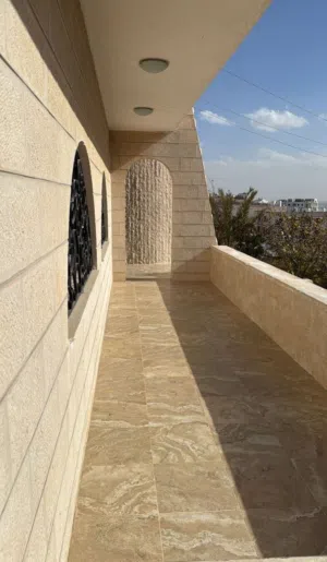 ارض مع منزل مستقل للبيع في الخزنه طبربور