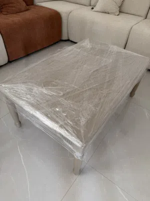مرحبا هذا طقم يتكون من الميز وطولتين جانبية أصلي غير مستخدم وخشب  درجة أولى وصبغ كوالتي ولون راقي .