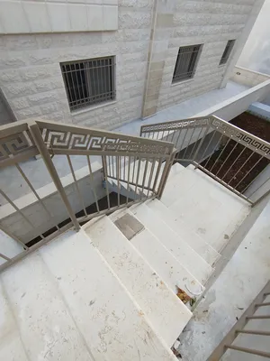 شقه مع حديقه للبيع