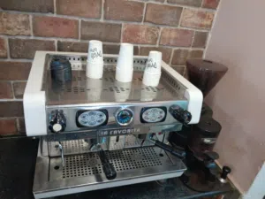 ماكنة اسبريسو ايطالي و ثلاجة عرض كيك للبيع