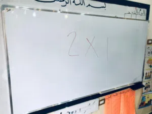 لوح تعليمي سبورة ابيض وايت بورد وحهين ابيض ممغنط مقاس 2*1 متر تعليق مع اقلام ومحاية