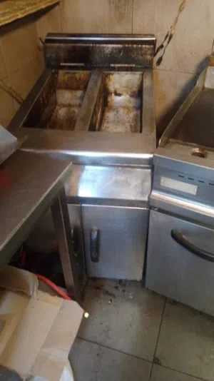 معدات مطعم للبيع: قلاية مزدوجة (Deep Fryer) + صاج تحمير (Griddle) بحالة جيدة