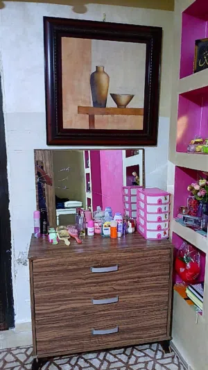 غرفه نوم مزدوجه الحاله ممتازه السعر 250 دينار اردني اخر سعر فقط يوجد في القزازه كسر بسيط وتم تصليحه