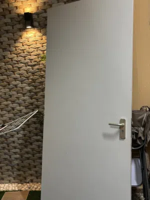 للبيع باب خشبي نظيف بحالة ممتازة