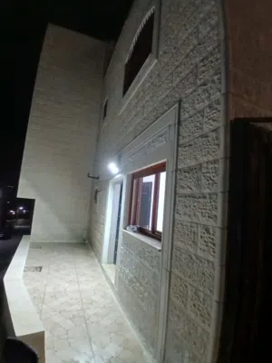 شقة للإيجار حديثة البناء موقع مميز وخدمات قريبة