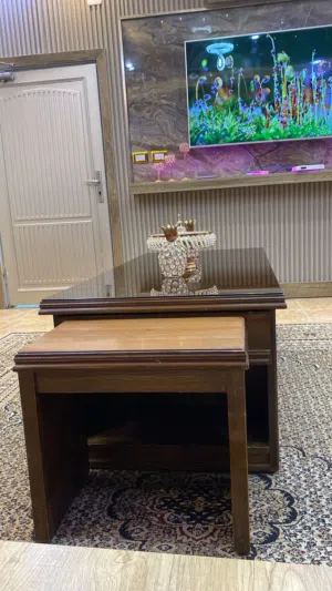 طاولة مع 4 طاولات جانبية تفصيل خشب زان