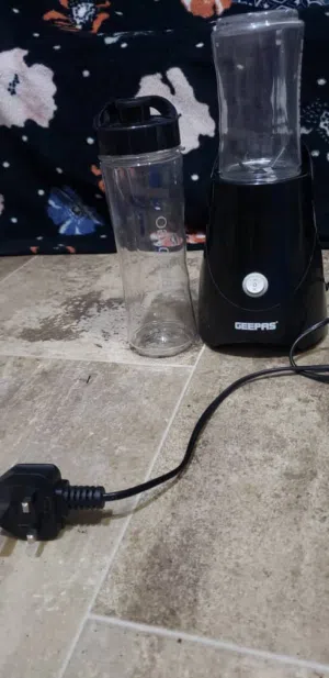 عصارة فواكه عادها جديد مااستخدمت ب7 الف ريال