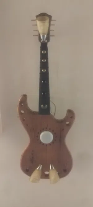 للبيع شكل جيتار تعليق مع اناره خشب سويدي شغل يدوي