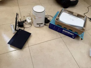 3 راوترات واحد منهم جديد كلهم شغالات