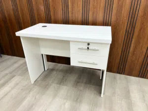 بعرض حصري لطلاب المدارس و الجامعات مكتب بخشب MDF مستورد تشطيب عالي ضد الخدش لون جذاب مناسب لأي مكان