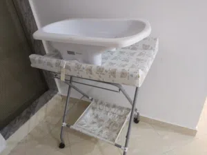 Baby bathtub with changing matress بانيو أطفال مع طاولة