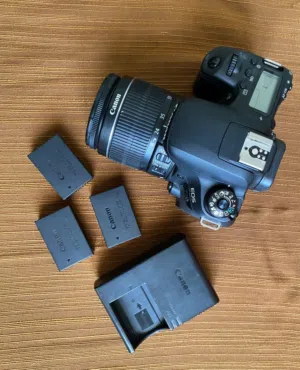 كاميرا كانون Canon EOS 77D دقة 24MP بحالة ممتازة مع عدستين و3 بطاريات وحقيبة للبيع
