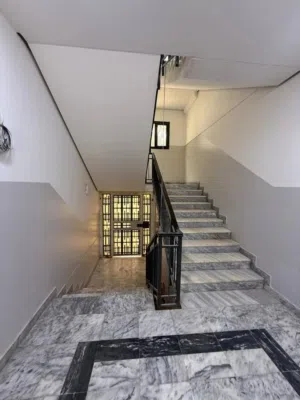 شقه للبيع في عمارات 7000 قاريونس الطابق الأرضي