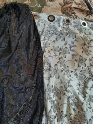 ستائر اسود ومادي وفي بيج تول لشباكين  الرمادي والبيج وفي وحدة برداية زيبرا مجانا معهم وفي بوفيه خشب