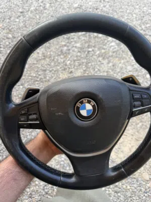 للبيع مقود BMW F10 بحالة ممتازة