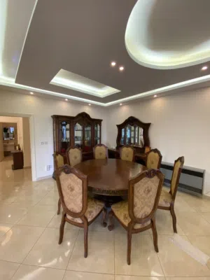 شقة فاخرة للبيع في عبدون الشمالي  - قرب السفارة اليابانية طابق اول 211م تشطيب سوبر ديلوكس  بسعر مغري