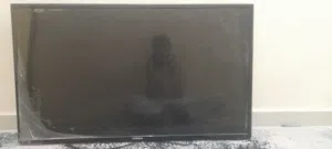 شاشة تلفزيون مستعمل نظيف للبيع