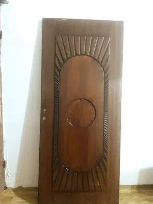 باب خشب ثقيل