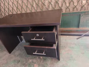 مكتب لامينيت 120 سم بحالة ممتازة