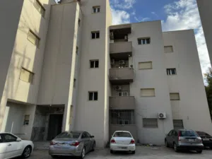 شقة سكنية للبيع بمنطقة السبعة طرابلس/ مشروع الموز (المساحة 175م)