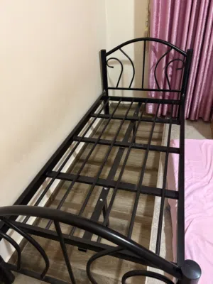 سرير معدن مفرد مستعمل متوفر عدد 2